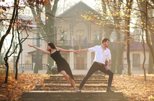 Joven Pareja Elegante Hombre Mujer Bailando Apasionadamente Tango Parque Ciudad —  Fotos de Stock