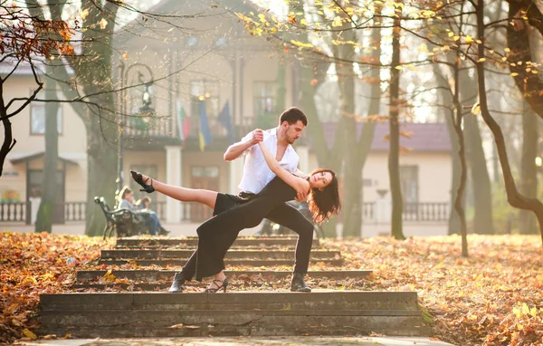 Erkek Kadın Tutkuyla Günbatımında Şehir Parkında Tango Dans Genç Zarif — Stok fotoğraf