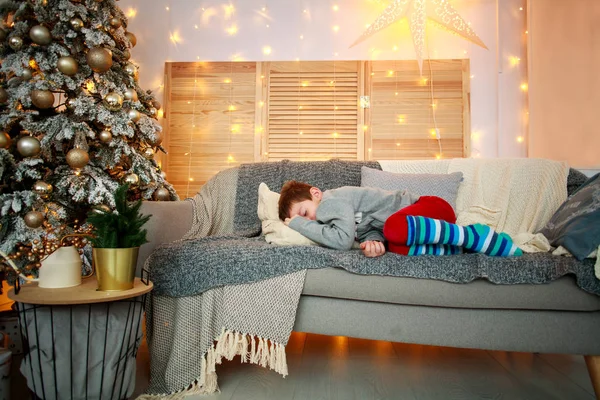 Маленький Мальчик Спит Кровати Дома Канун Рождества Новогодних Украшениях — стоковое фото