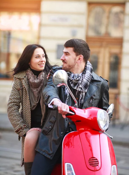 Pareja Joven Feliz Enamorada Una Moto Una Ciudad Turística — Foto de Stock