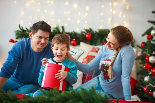 Neşeli çocuk ailesiyle yılbaşı hediye kutusu Noel'de açar.
