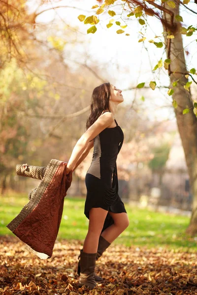 Chica Ensueño Disfrutando Del Sol Parque Primavera Frescura Naturaleza Concepto —  Fotos de Stock