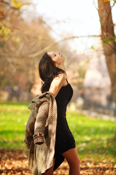 Ragazza Sognante Godendo Sole Nel Parco Primaverile Freschezza Della Natura — Foto Stock