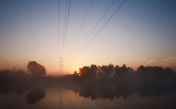 Elektryczne Stal Obelisk Kabel Haze Zachodzie Słońca Lesie Nad Rzeką — Zdjęcie stockowe