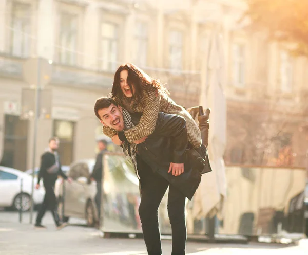 Gün Batımı Işıkta Birlikte Eğleniyor Bir Turist Şehirde Aşık Romantik — Stok fotoğraf