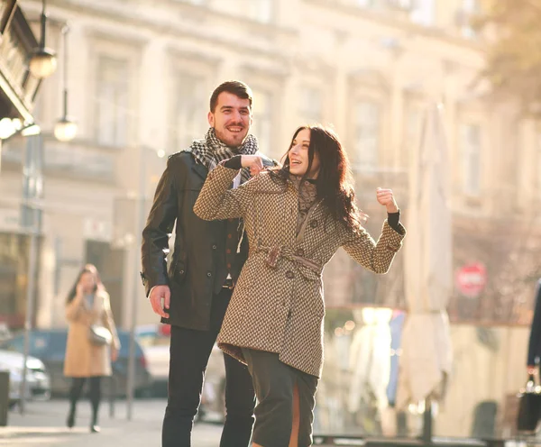 浪漫快乐的年轻夫妇在旅游城市有乐趣在夕阳光 — 图库照片