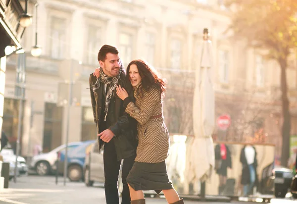 Romantico Felice Giovane Coppia Innamorata Una Città Turistica Divertirsi Insieme — Foto Stock