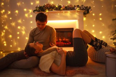 Mutlu genç çift şömine Noel tarafından evde aşık