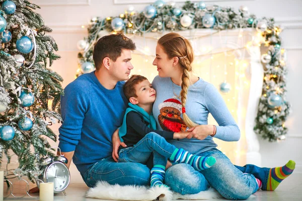 Glad Ung Familj Med Sonen Jul Tillsammans Hemma Nyår Semester — Stockfoto