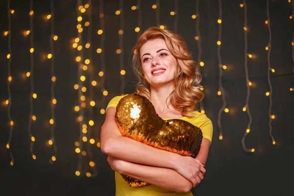 Mujer Joven Soñadora Feliz Con Corazón Fondo Luces Festivas Concepto —  Fotos de Stock