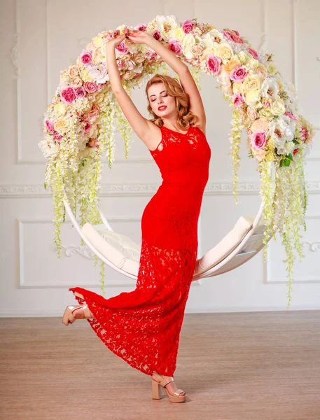 Mujer Elegante Vestido Largo Rojo Sobre Fondo Decoraciones Flores Chica —  Fotos de Stock