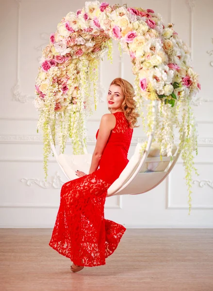 Элегантная Женщина Длинном Красном Платье Фоне Цветочных Украшений Красотка Моды — стоковое фото