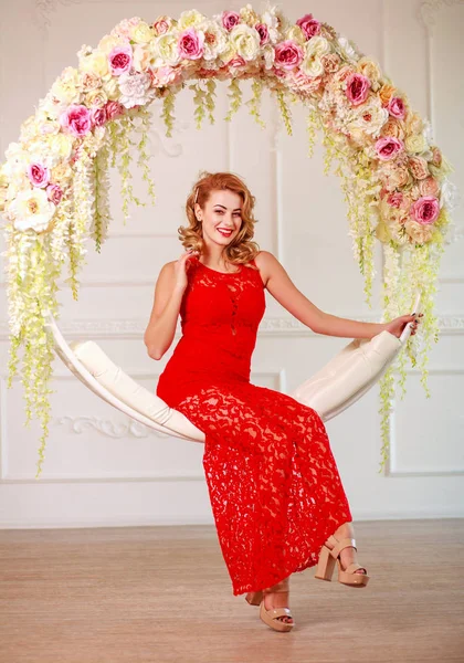 Mujer Elegante Vestido Largo Rojo Sobre Fondo Decoraciones Flores Chica —  Fotos de Stock