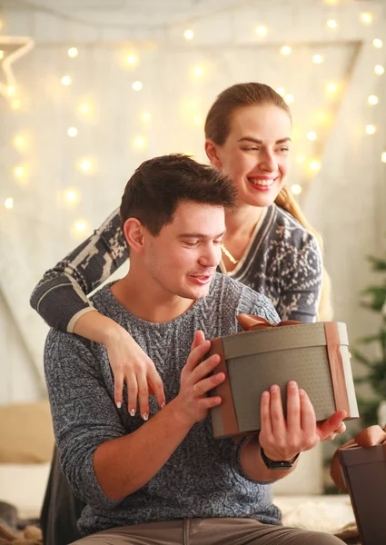 Heureux Jeune Couple Amoureux Donner Des Cadeaux Présents Vacances Maison — Photo