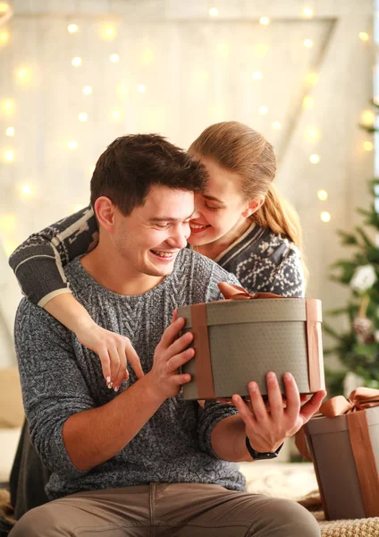 Heureux Jeune Couple Amoureux Donner Des Cadeaux Présents Vacances Maison — Photo