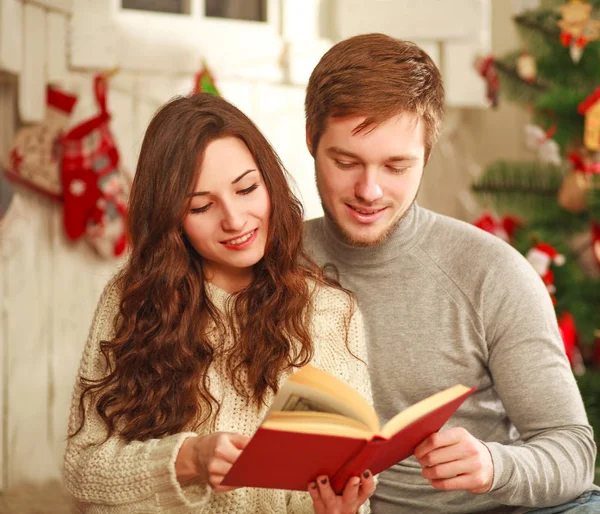 Joven Pareja Feliz Enamorada Casa Vacaciones Leyendo Libro Juntos — Foto de Stock