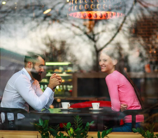 Romantiska Unga Par Kärlek Restaurangen Med Kopp Kaffe Pratar Glatt — Stockfoto