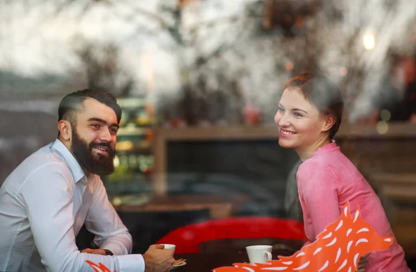 Romántica Pareja Joven Enamorada Restaurante Con Una Taza Café Hablando —  Fotos de Stock