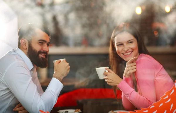 Romantiska Unga Par Kärlek Restaurangen Med Kopp Kaffe Pratar Glatt — Stockfoto