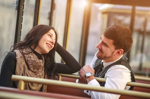 Genç Adam Tanışır Bir Kız Tramvay Toplu Taşıma Kabinde Konuştuğu — Stok fotoğraf