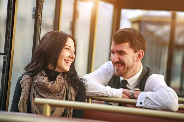 Genç Adam Tanışır Bir Kız Tramvay Toplu Taşıma Kabinde Konuştuğu — Stok fotoğraf