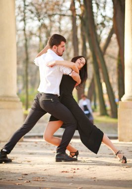 Tutkulu zarif genç çift latino dansçıları Tango parkta, romantik ve sportif yaşam tarzı