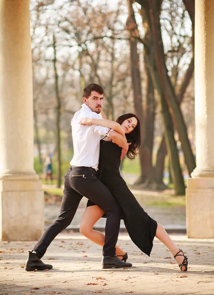 Gepassioneerde Elegante Jonge Paar Latino Dansers Tango Het Park Romantische — Stockfoto