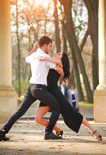 Lidenskapelige Elegante Unge Par Som Danser Tango Parken Romantisk Sportslig – stockfoto