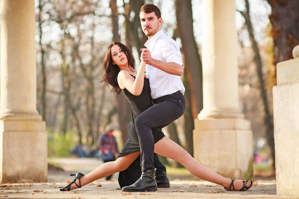 Apaixonado Elegante Jovem Casal Latino Dançarinos Tango Parque Estilo Vida — Fotografia de Stock