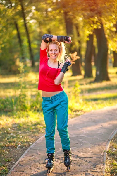 Fröhliches Junges Mädchen Sommerlichen Stadtpark Rollschuhlaufen Spaß Freizeit Und Gesunder — Stockfoto