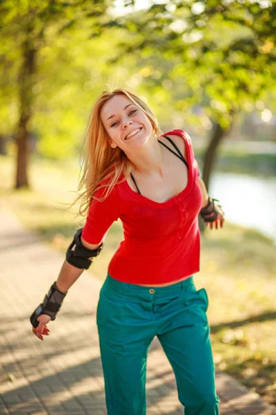 Joyeuse Jeune Fille Dans Parc Ville Été Patinage Roulettes Plaisir — Photo