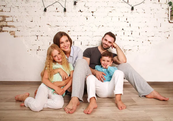Feliz Pareja Joven Soñadora Padres Con Dos Hijos Casa Divirtiéndose —  Fotos de Stock