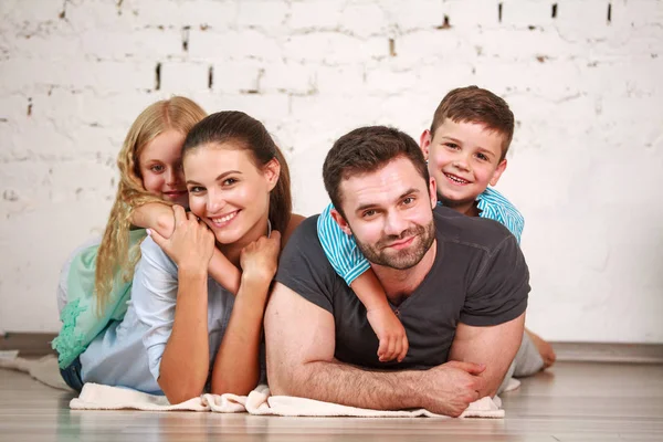 Happy Zasněný Mladý Pár Rodičů Dvěma Dětmi Doma Baví Spolu — Stock fotografie