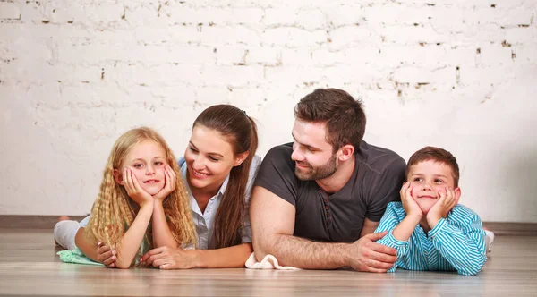 Feliz Pareja Joven Soñadora Padres Con Dos Hijos Casa Divirtiéndose — Foto de Stock