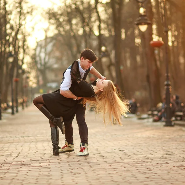 Elegante Jovem Casal Apaixonado Estilo Clássico Apaixonadamente Dançando Parque Cidade — Fotografia de Stock
