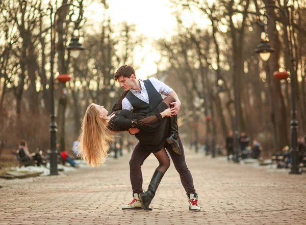 Elegante Jovem Casal Apaixonado Estilo Clássico Apaixonadamente Dançando Parque Cidade — Fotografia de Stock