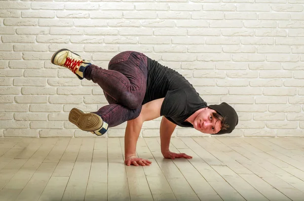 Chico joven en ropa de calle estilo baile hip-hop y breykdans — Foto de Stock