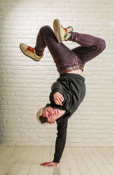 Mladý muž v civilu styl tance hip-hop a breykdans — Stock fotografie