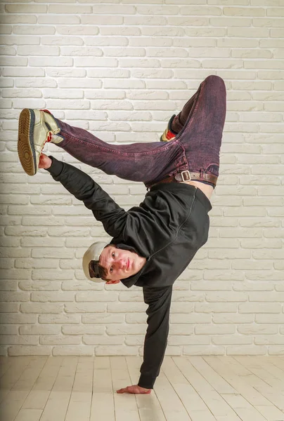 Chico joven en ropa de calle estilo baile hip-hop y breykdans — Foto de Stock