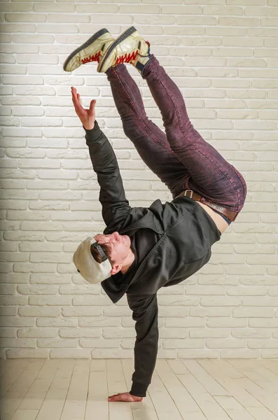 Junger Kerl im Streetwear-Stil, der Hip-Hop und Breykdans tanzt — Stockfoto