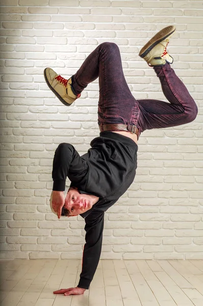 Молодий хлопець у стилі вуличного одягу танцює хіп-хоп і Breykdans — стокове фото