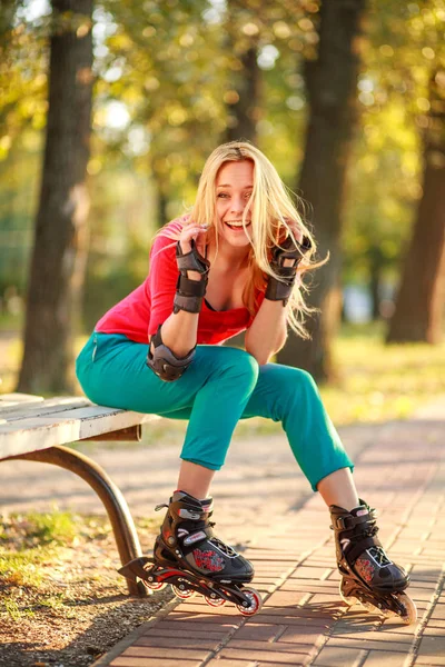 Girl on the rollers have fun in city summer park — Stock Photo, Image