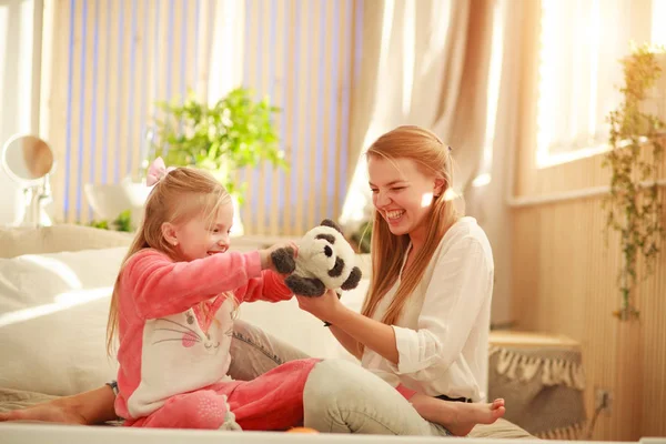 Genç anne ve kızı evde, mutlu oynarken eğlenceli yaşıyorsanız — Stok fotoğraf