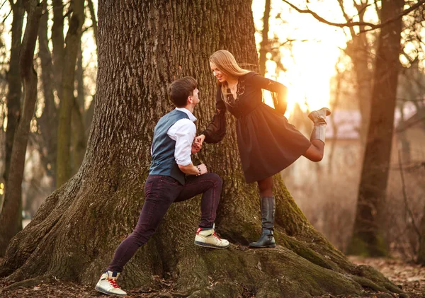 Romantiska unga par glatt ha kul tillsammans i skogen city — Stockfoto