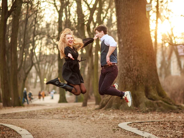 Pareja joven romántica feliz divirtiéndose juntos en la ciudad del bosque —  Fotos de Stock