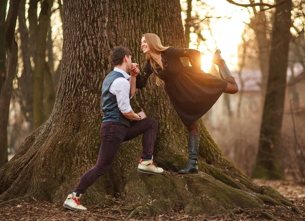 Romântico jovem casal feliz se divertindo juntos na cidade da floresta — Fotografia de Stock