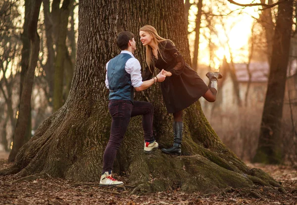 Pareja joven romántica feliz divirtiéndose juntos en la ciudad del bosque —  Fotos de Stock