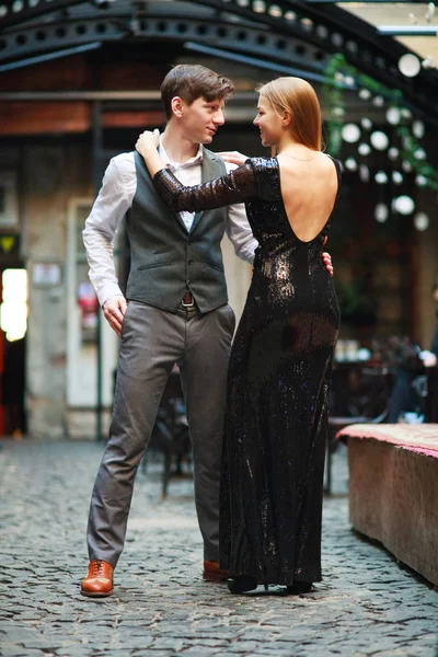 Joyful jovem casal apaixonado dançando latim na rua da noite — Fotografia de Stock