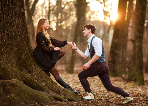 Romantisk datum av kärleksfull ungt par i klassisk klänning i skogen — Stockfoto