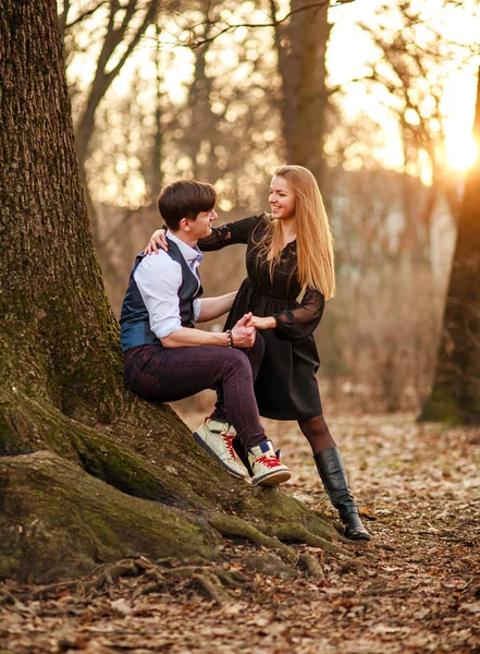 Data romântica de amar jovem casal em vestido clássico na floresta — Fotografia de Stock